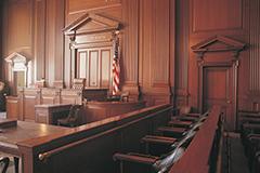 显示法官和证人所在的法庭房间.