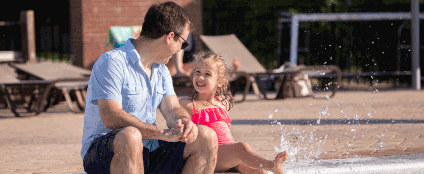 杰布·史伦克看着他的女儿在娱乐中心的游泳池里戏水